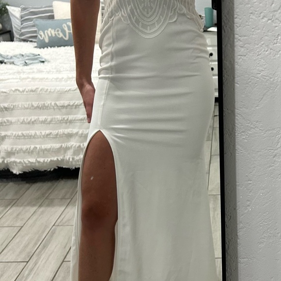 Beautiful half laced zip up dress. Could be used for a beach wedding, prom etc. - Picture 4 of 7